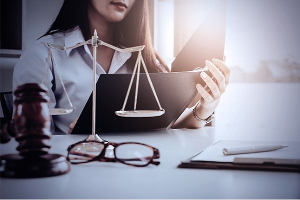 Advokat dan Pengacara, Apa Bedanya?